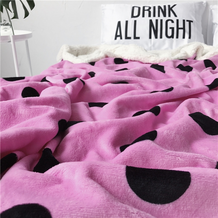 91家纺网 家纺一手货源 找家纺 2017新款爆款羊羔绒毯粉波点