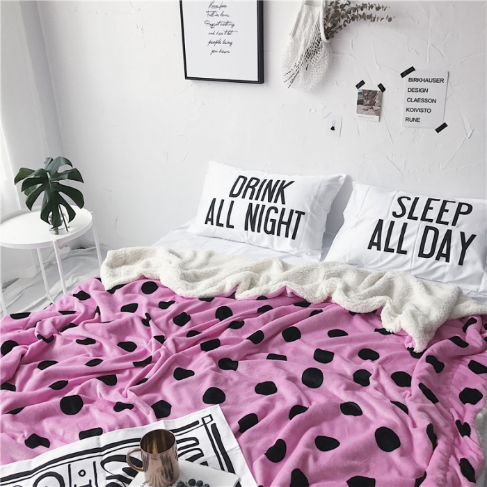 91家纺网 家纺一手货源 找家纺 2017新款爆款羊羔绒毯粉波点