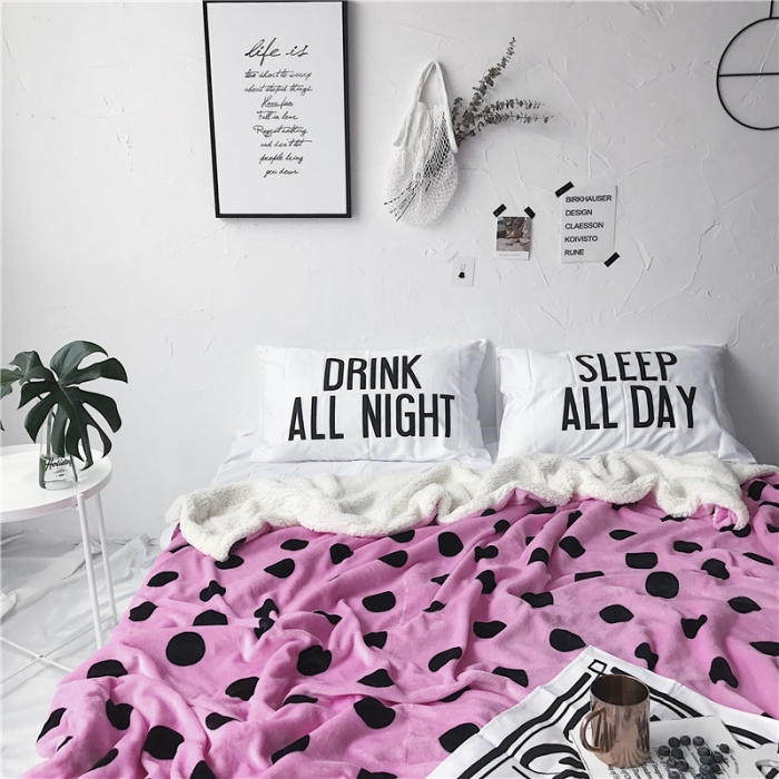 91家纺网 家纺一手货源 找家纺 2017新款爆款羊羔绒毯粉波点