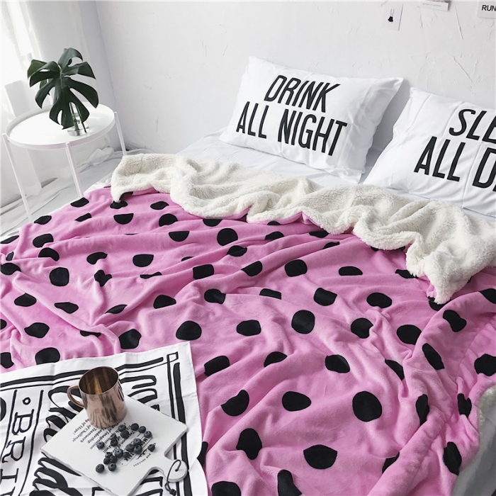 91家纺网 家纺一手货源 找家纺 2017新款爆款羊羔绒毯粉波点