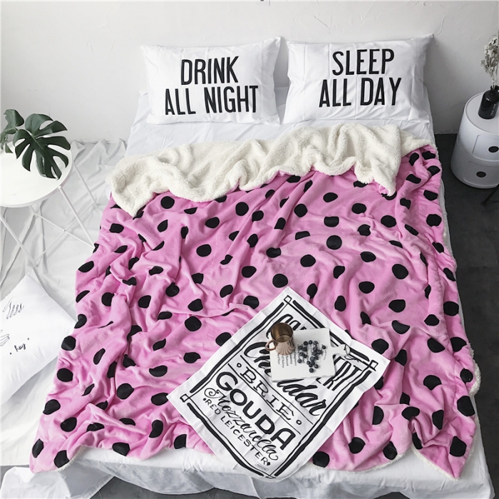 91家纺网 家纺一手货源 找家纺 2017新款爆款羊羔绒毯粉波点