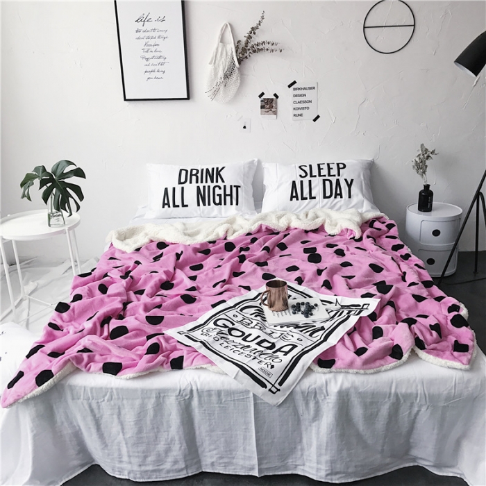 91家纺网 家纺一手货源 找家纺 2017新款爆款羊羔绒毯粉波点