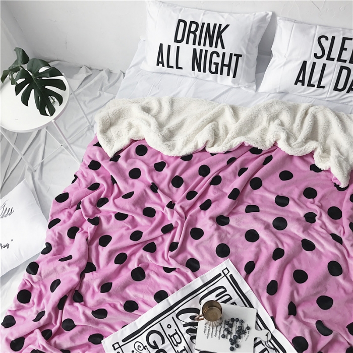 91家纺网 家纺一手货源 找家纺 2017新款爆款羊羔绒毯粉波点