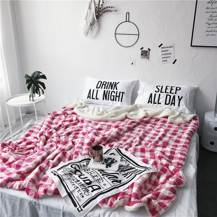 91家纺网 家纺一手货源 找家纺 2017新款爆款羊羔绒毯粉格子