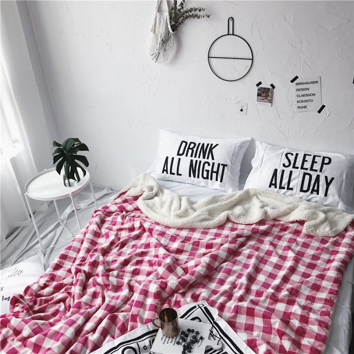 91家纺网 家纺一手货源 找家纺 2017新款爆款羊羔绒毯粉格子