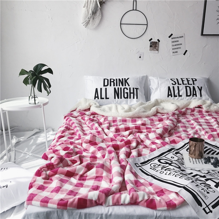 91家纺网 家纺一手货源 找家纺 2017新款爆款羊羔绒毯粉格子