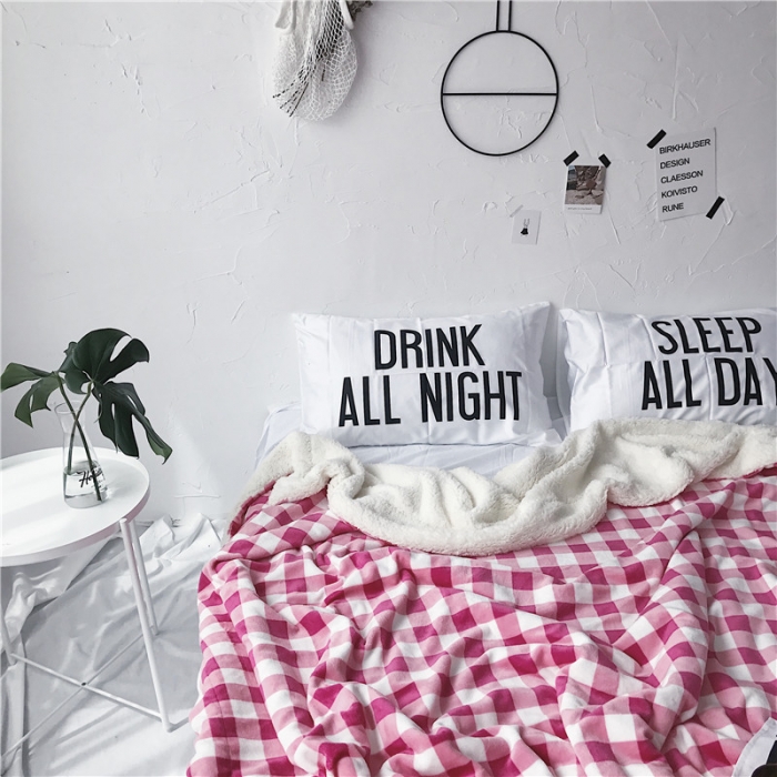 91家纺网 家纺一手货源 找家纺 2017新款爆款羊羔绒毯粉格子