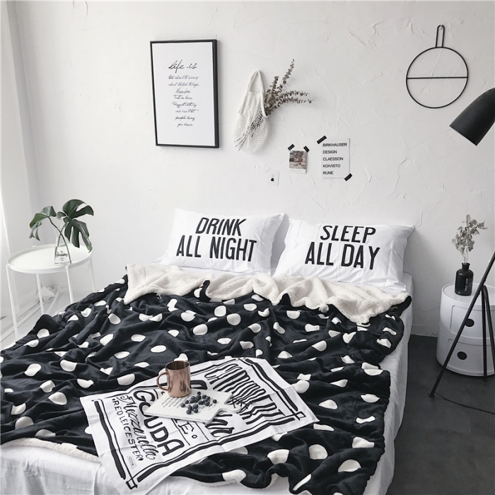 91家纺网 家纺一手货源 找家纺 2017新款爆款羊羔绒毯黑波点