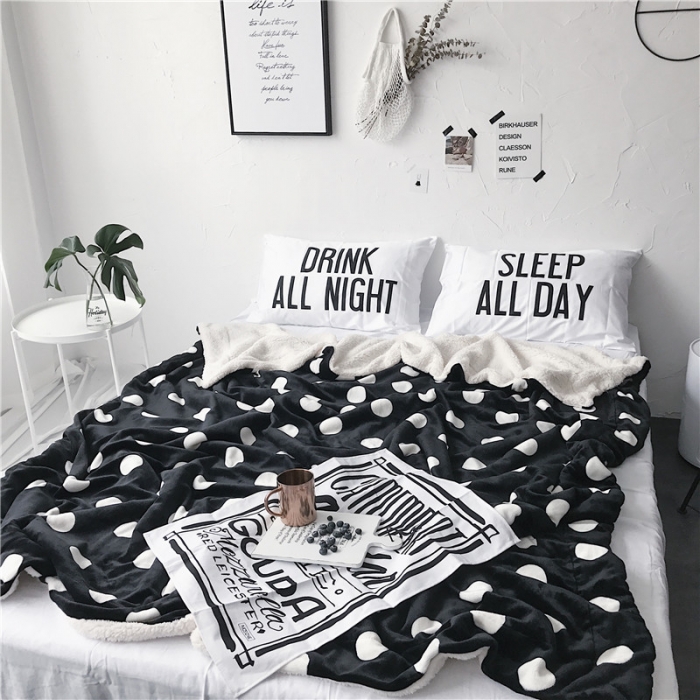 91家纺网 家纺一手货源 找家纺 2017新款爆款羊羔绒毯黑波点