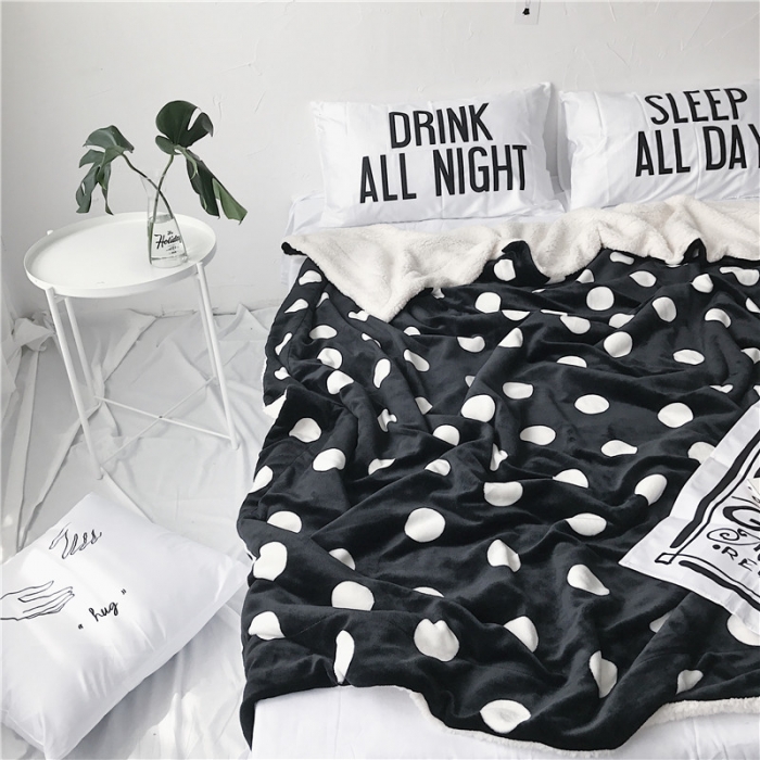 91家纺网 家纺一手货源 找家纺 2017新款爆款羊羔绒毯黑波点