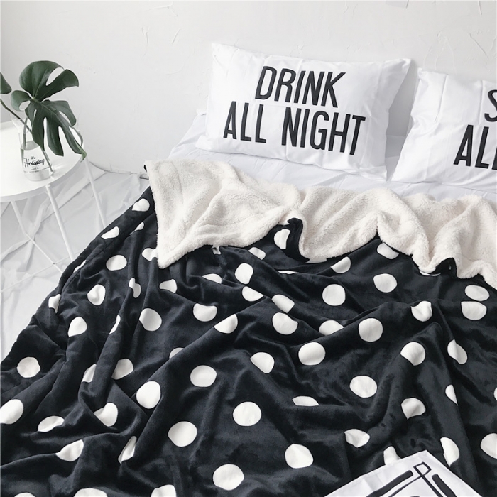 91家纺网 家纺一手货源 找家纺 2017新款爆款羊羔绒毯黑波点