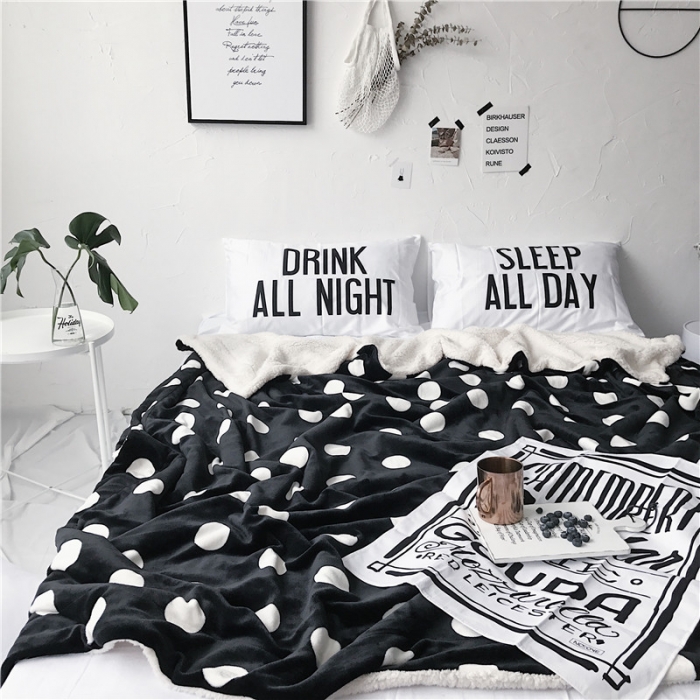 91家纺网 家纺一手货源 找家纺 2017新款爆款羊羔绒毯黑波点