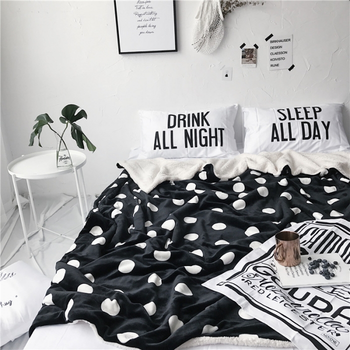 91家纺网 家纺一手货源 找家纺 2017新款爆款羊羔绒毯黑波点