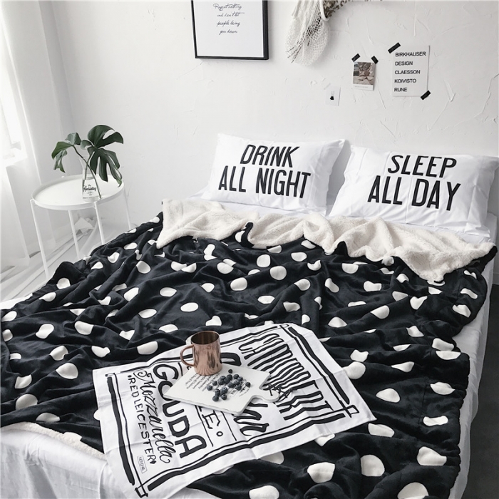 91家纺网 家纺一手货源 找家纺 2017新款爆款羊羔绒毯黑波点