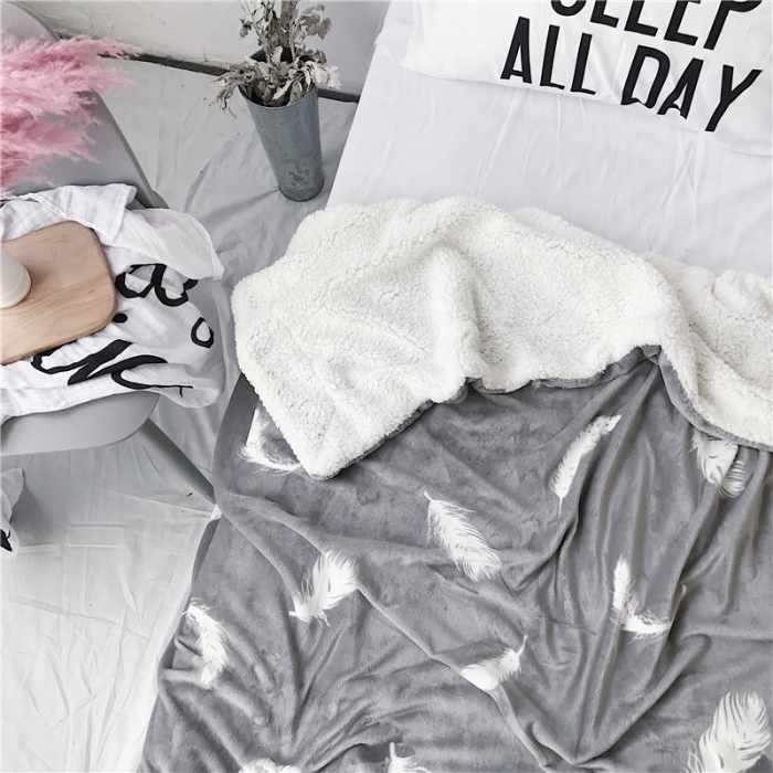 91家纺网 家纺一手货源 找家纺 2017新款爆款羊羔绒毯灰羽毛