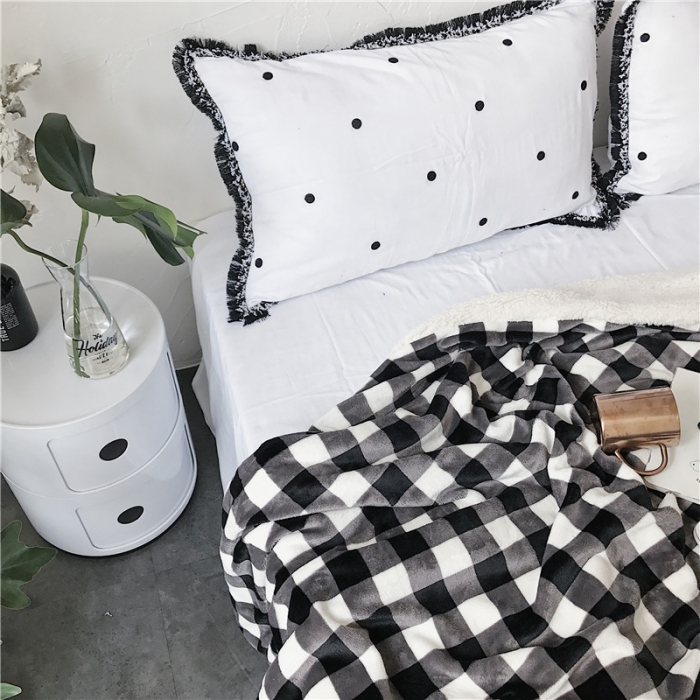 91家纺网 家纺一手货源 找家纺 2017新款爆款羊羔绒毯深格子