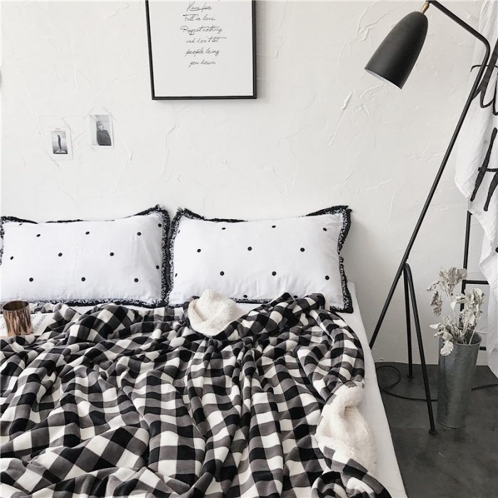 91家纺网 家纺一手货源 找家纺 2017新款爆款羊羔绒毯深格子