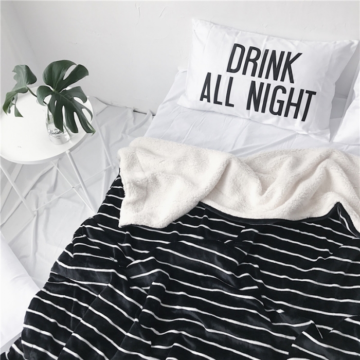 91家纺网 家纺一手货源 找家纺 2017新款爆款羊羔绒毯细黑线条