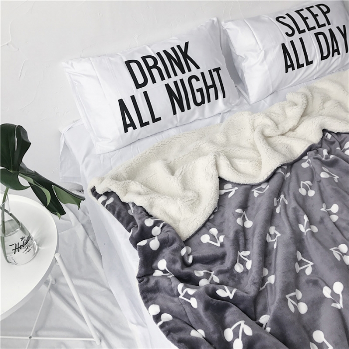 91家纺网 家纺一手货源 找家纺 2017新款爆款羊羔绒毯小樱桃