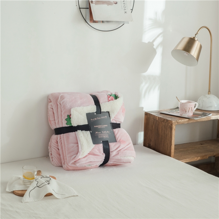 91家纺网 家纺一手货源 找家纺 昔可家纺 2018新品羊羔绒毛毯 爱心草莓