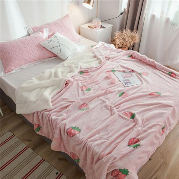 91家纺网 家纺一手货源 找家纺 昔可家纺 2018新品羊羔绒毛毯 爱心草莓