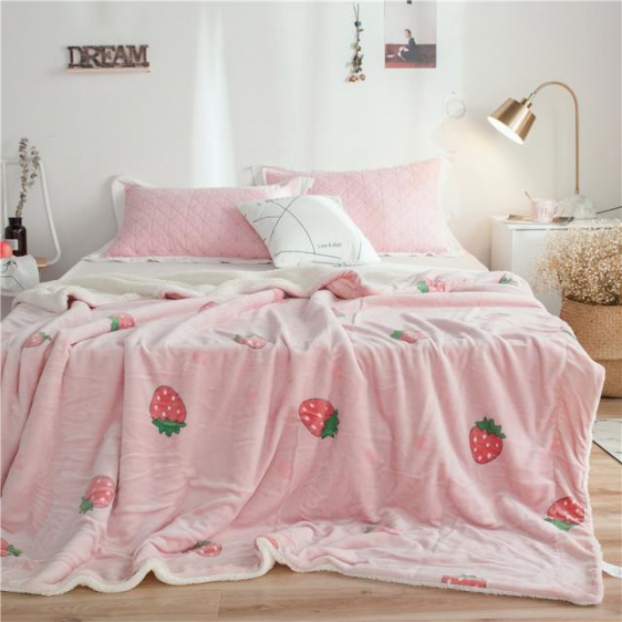 91家纺网 家纺一手货源 找家纺 昔可家纺 2018新品羊羔绒毛毯 爱心草莓