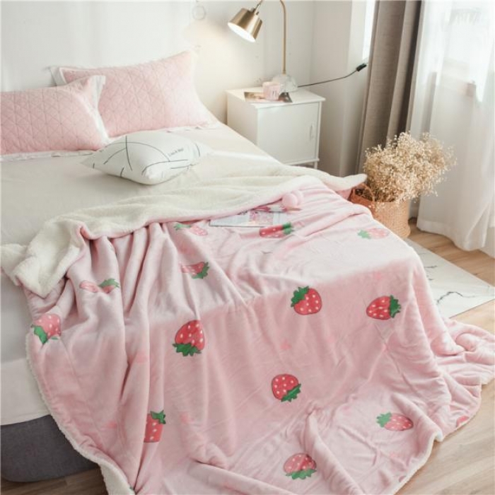 91家纺网 家纺一手货源 找家纺 昔可家纺 2018新品羊羔绒毛毯 爱心草莓