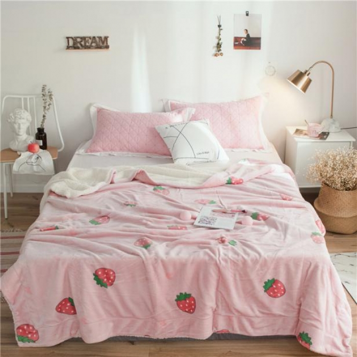 91家纺网 家纺一手货源 找家纺 昔可家纺 2018新品羊羔绒毛毯 爱心草莓