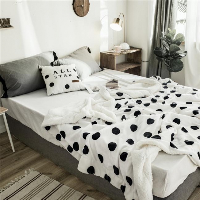 91家纺网 家纺一手货源 找家纺 昔可家纺 2018新品羊羔绒毛毯 白波点