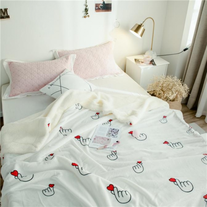 91家纺网 家纺一手货源 找家纺 昔可家纺 2018新品羊羔绒毛毯 比心