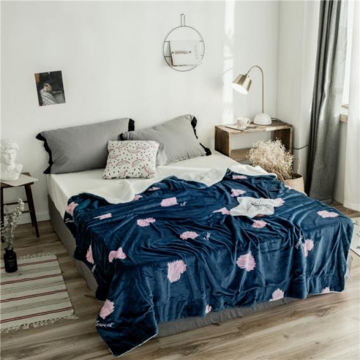 91家纺网 家纺一手货源 找家纺 昔可家纺 2018新品羊羔绒毛毯 蓝底爱心