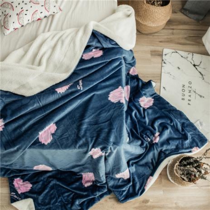 91家纺网 家纺一手货源 找家纺 昔可家纺 2018新品羊羔绒毛毯 蓝底爱心