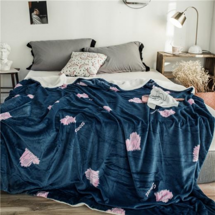 91家纺网 家纺一手货源 找家纺 昔可家纺 2018新品羊羔绒毛毯 蓝底爱心