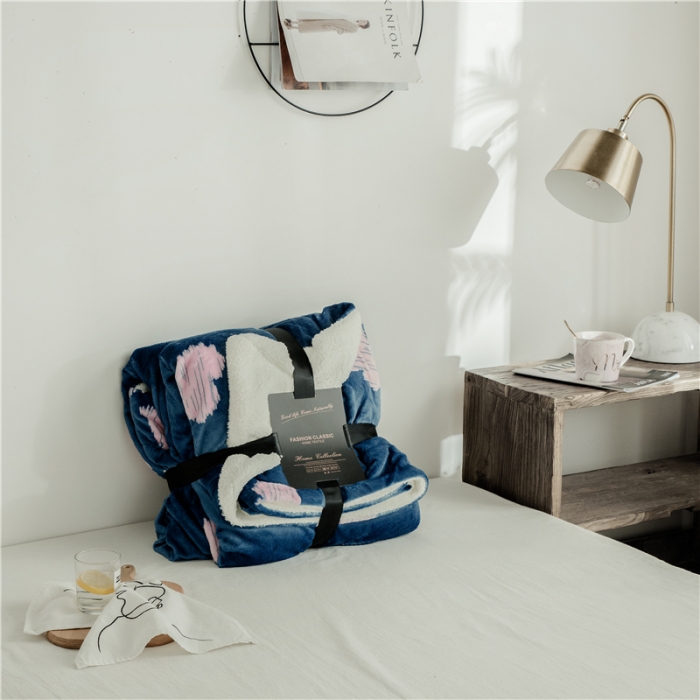 91家纺网 家纺一手货源 找家纺 昔可家纺 2018新品羊羔绒毛毯 蓝底爱心