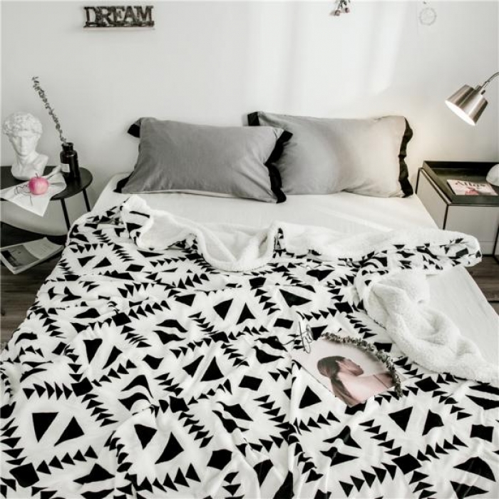 91家纺网 家纺一手货源 找家纺 昔可家纺 2018新品羊羔绒毛毯 鱼骨砖块