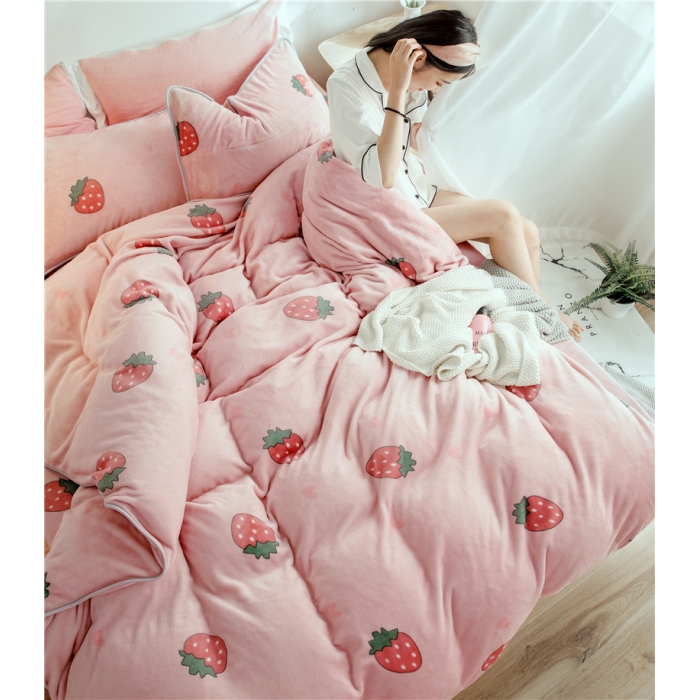 91家纺网 家纺一手货源 找家纺 昔可家纺 2018新款牛奶绒四件套 爱心草莓