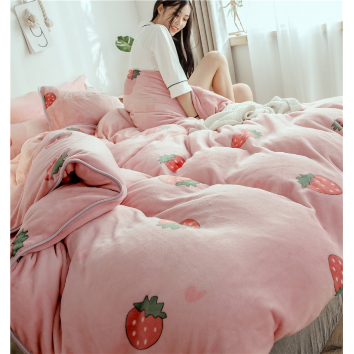 91家纺网 家纺一手货源 找家纺 昔可家纺 2018新款牛奶绒四件套 爱心草莓