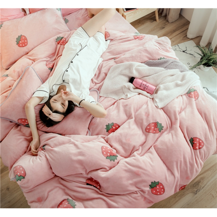 91家纺网 家纺一手货源 找家纺 昔可家纺 2018新款牛奶绒四件套 爱心草莓