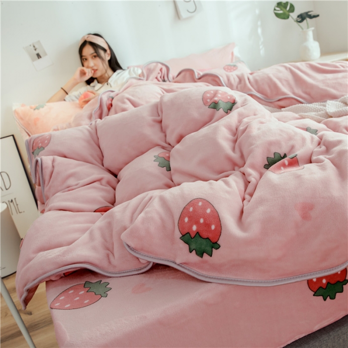 91家纺网 家纺一手货源 找家纺 昔可家纺 2018新款牛奶绒四件套 爱心草莓