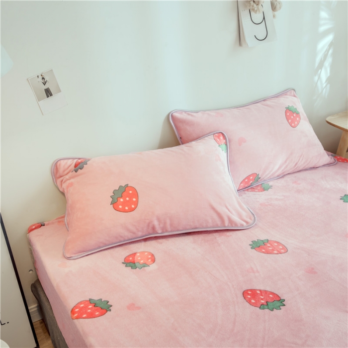 91家纺网 家纺一手货源 找家纺 昔可家纺 2018新款牛奶绒四件套 爱心草莓