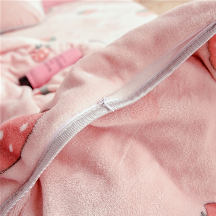 91家纺网 家纺一手货源 找家纺 昔可家纺 2018新款牛奶绒四件套 爱心草莓