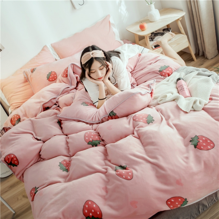 91家纺网 家纺一手货源 找家纺 昔可家纺 2018新款牛奶绒四件套 爱心草莓