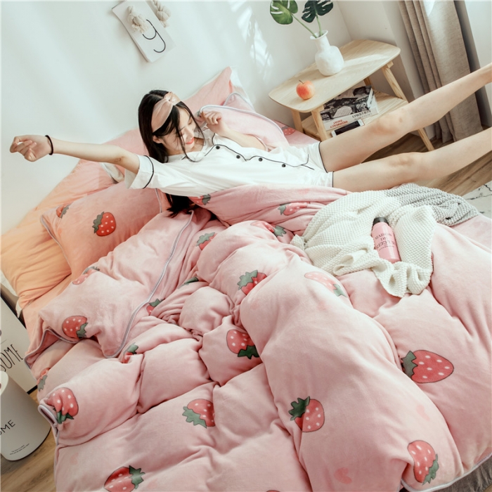 91家纺网 家纺一手货源 找家纺 昔可家纺 2018新款牛奶绒四件套 爱心草莓