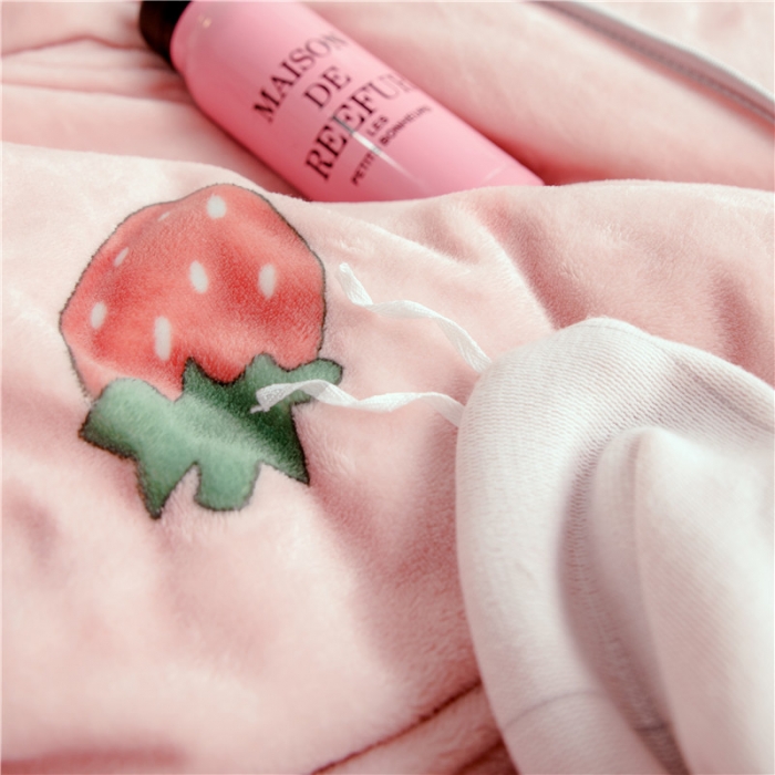 91家纺网 家纺一手货源 找家纺 昔可家纺 2018新款牛奶绒四件套 爱心草莓