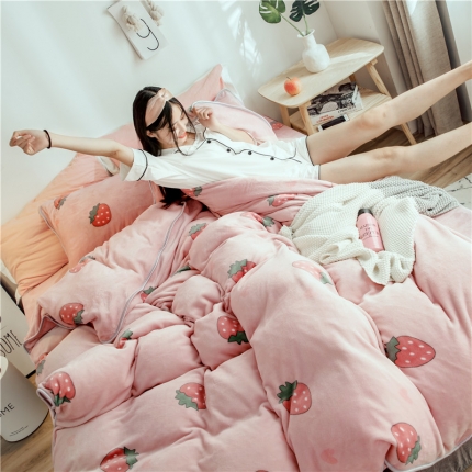 91家纺网 家纺一手货源 找家纺 昔可家纺 2018新款牛奶绒四件套 爱心草莓