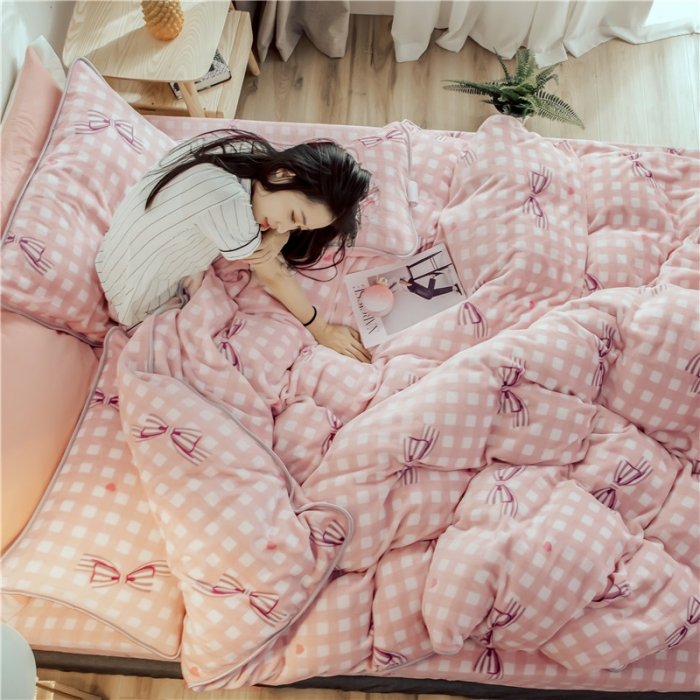 91家纺网 家纺一手货源 找家纺 昔可家纺 2018新款牛奶绒四件套 格子蝴蝶结