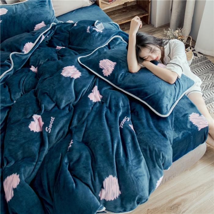 91家纺网 家纺一手货源 找家纺 昔可家纺 2018新款牛奶绒四件套 蓝底爱心