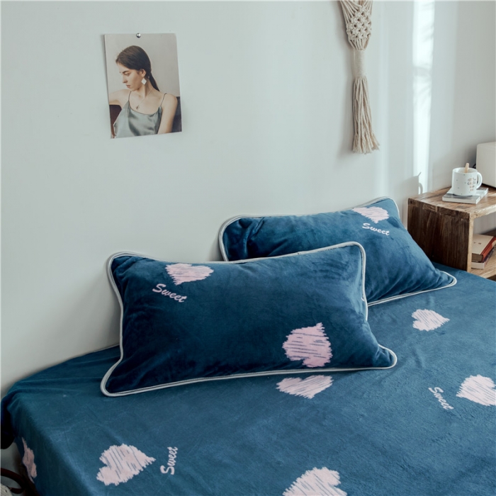 91家纺网 家纺一手货源 找家纺 昔可家纺 2018新款牛奶绒四件套 蓝底爱心