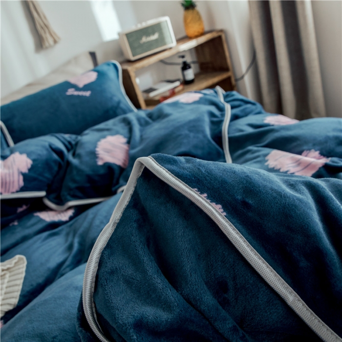 91家纺网 家纺一手货源 找家纺 昔可家纺 2018新款牛奶绒四件套 蓝底爱心