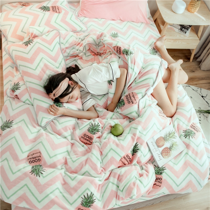 91家纺网 家纺一手货源 找家纺 昔可家纺 2018新款牛奶绒四件套 线条菠萝